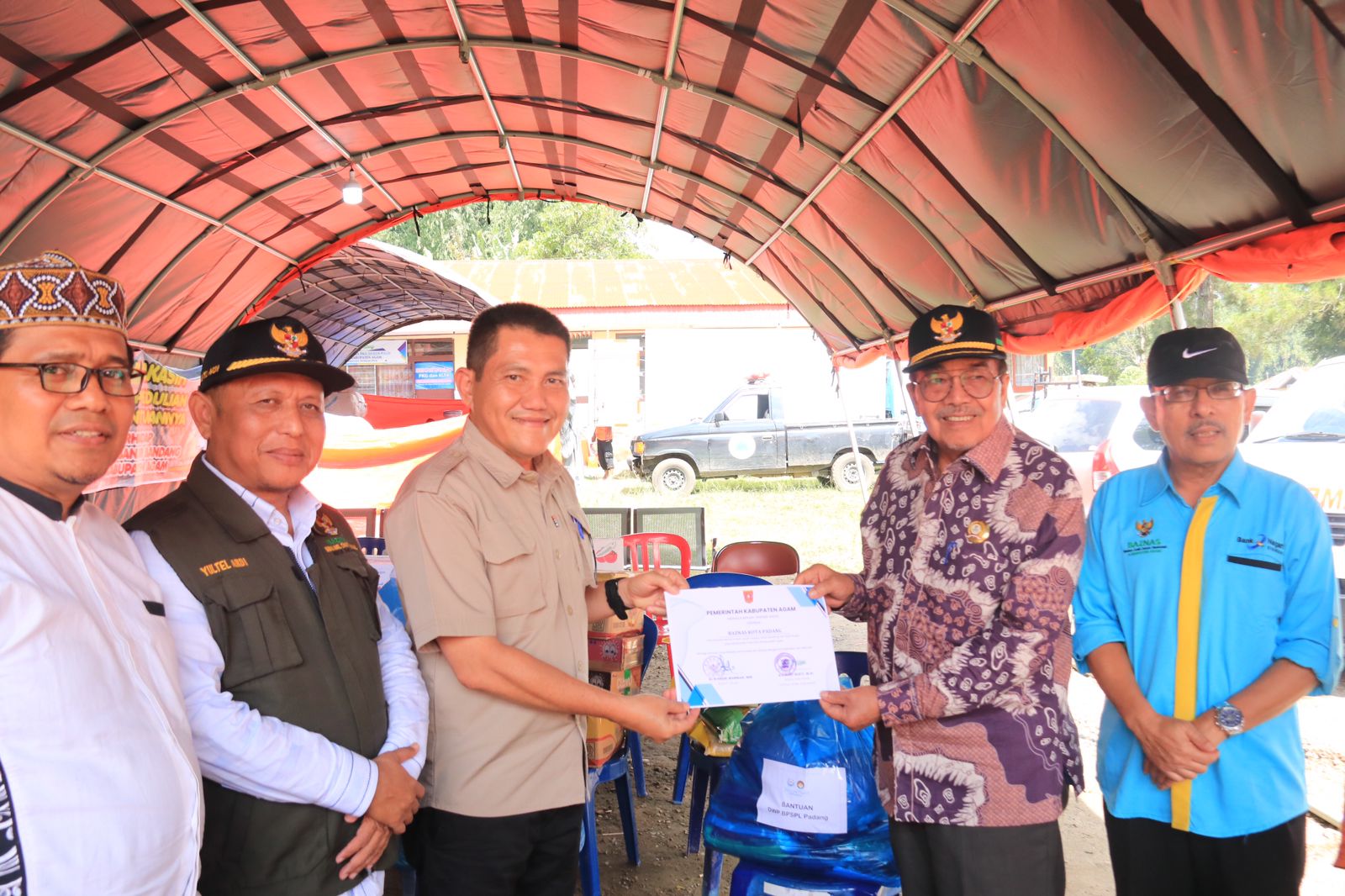 Baznas Kota Padang Salurkan Bantuan dari Muzakki untuk Korban Bencana Banjir Lahar Dingin Kabupaten Agam