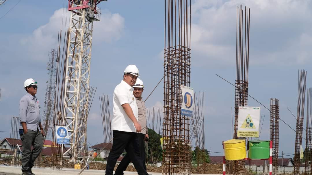 Bupati Dharmasraya Sutan Riska Tinjau Pembangunan Pasar Rakyat Modern Sungai Rumbai