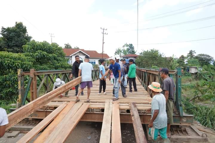 Bupati Tanah Datar Eka Putra Tinjau Pembangunan Jembatan Bailey di Nagari Peninjauan