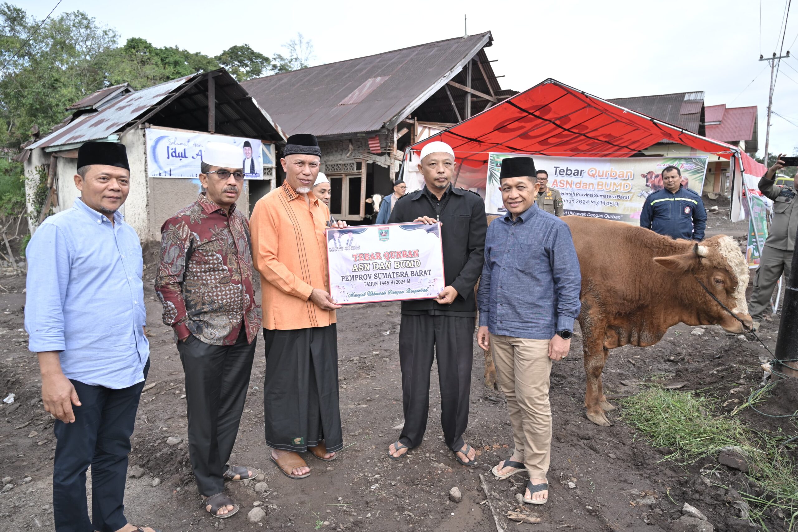 Gubernur Mahyeldi Ansharullah Tebar Qurban di Daerah Pascabencana dan Serukan Pentingnya Kepedulian Sosial Antarsesama