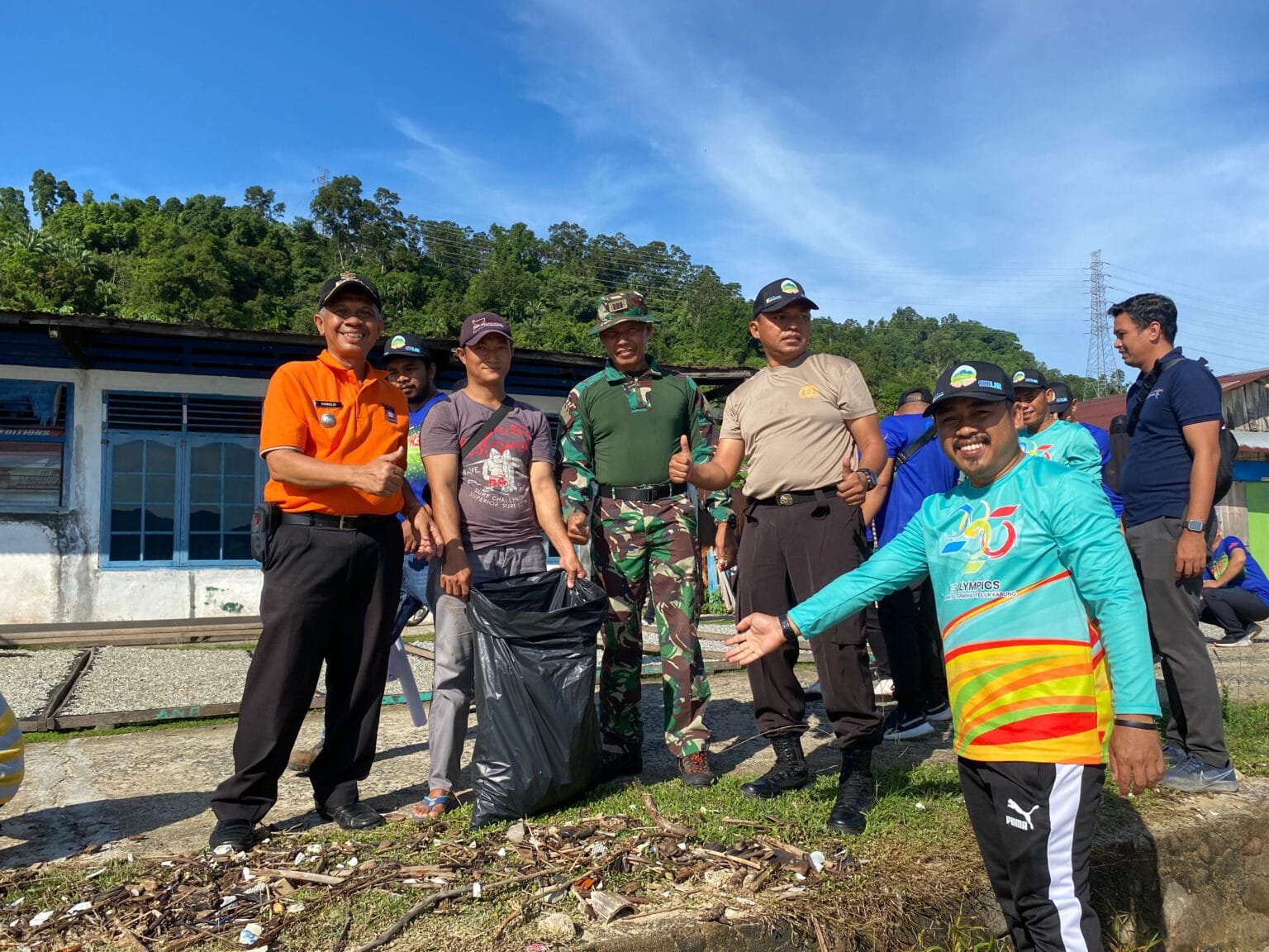 Hari Lingkungan Hidup SeduniaPertamina dan PLN Gelar Aksi Bersih Pantai di Teluk Buo Hari Lingkungan Sedunia