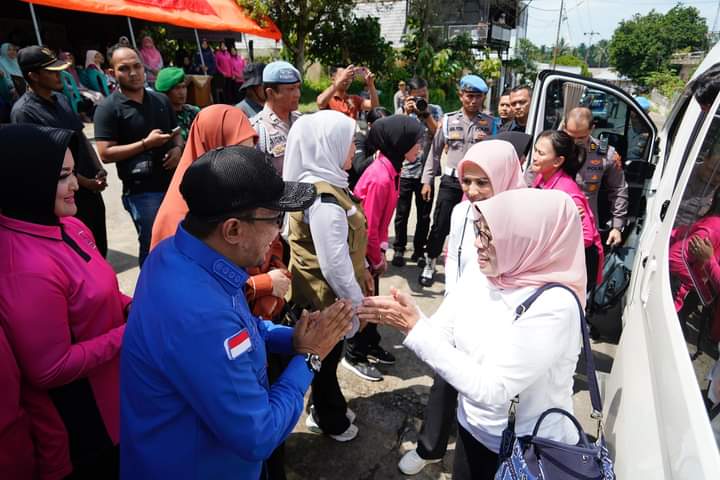 Ketum Bhayangkari Juliati Sigit Berikan Bantuan Korban Banjir Bandang Tanah Datar