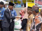 Pemerintah Kabupaten Solok Selatan Serahkan Bantuan Beras Cadangan Pangan Pemerintah di Lubuk Gadang dan Lubuk Gadang Utara