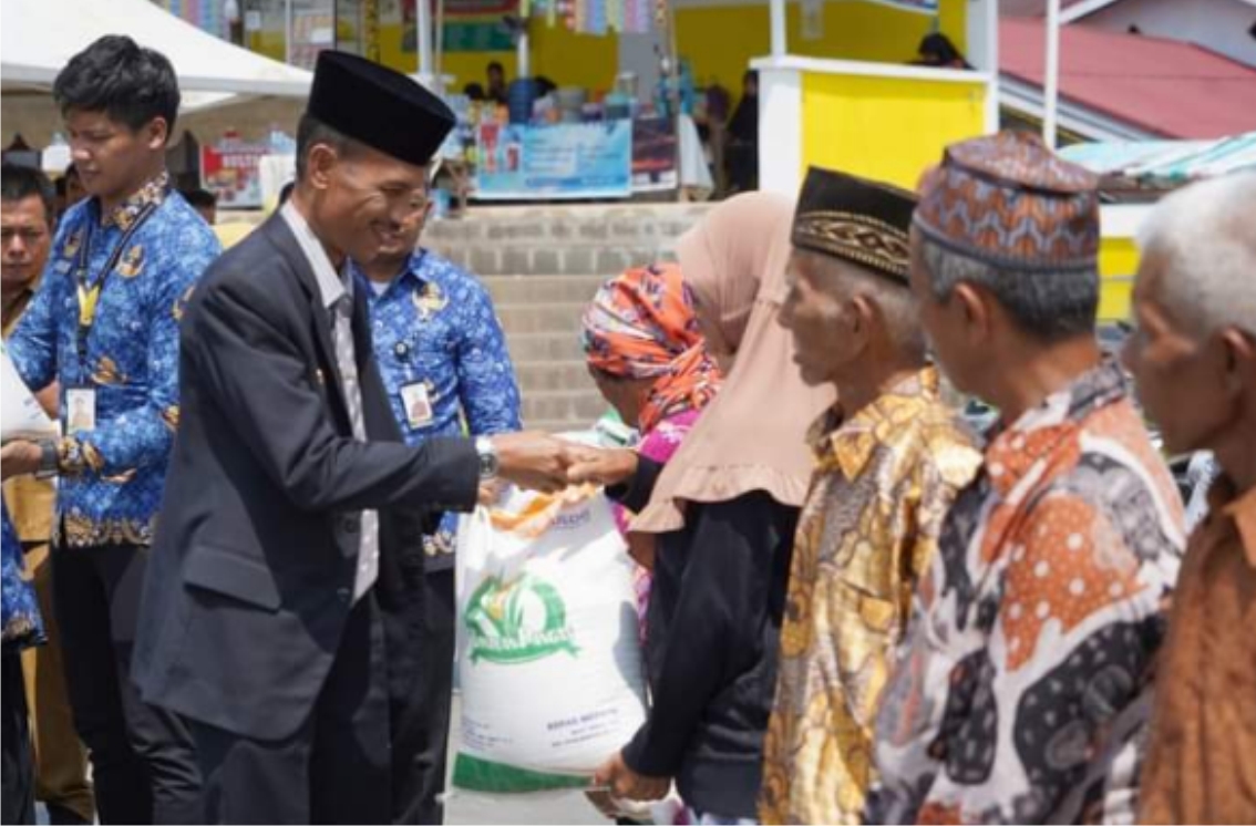 Pemerintah Kabupaten Solok Selatan Serahkan Bantuan Beras Cadangan Pangan Pemerintah di Lubuk Gadang dan Lubuk Gadang Utara