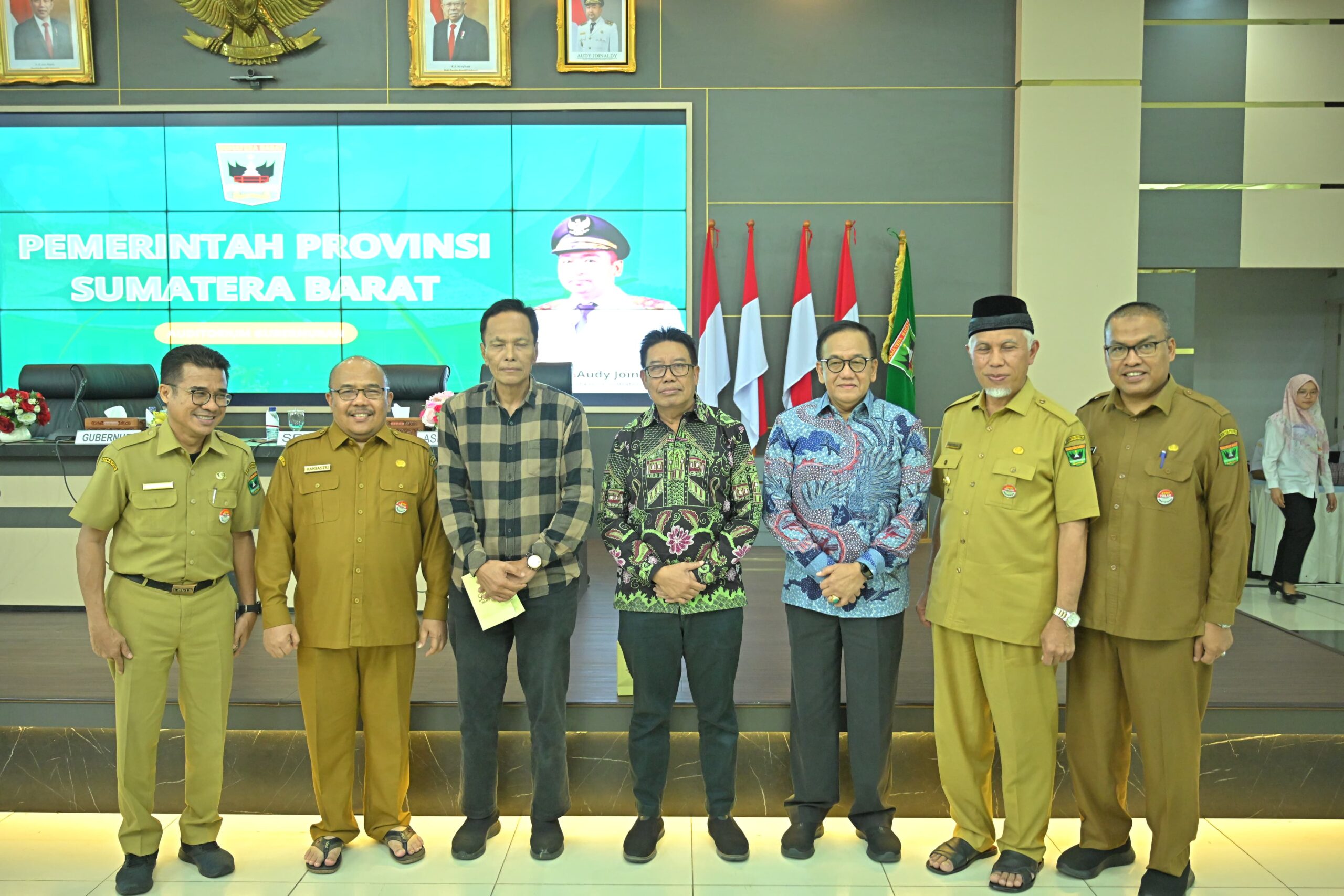 Pemerintah Provinsi Sumatera Barat Lepas Tugas Tiga Pimpinan Pratama Telah Menyelesaikan Masa Bhakti