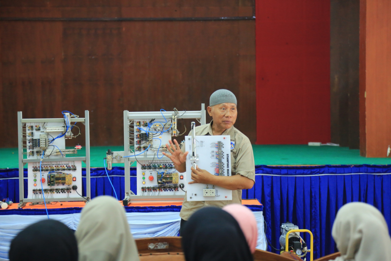 Seminar dan Workshop Terapan ntegrasi PLC Pneumatic Dalam Sistem Elektronika Industri