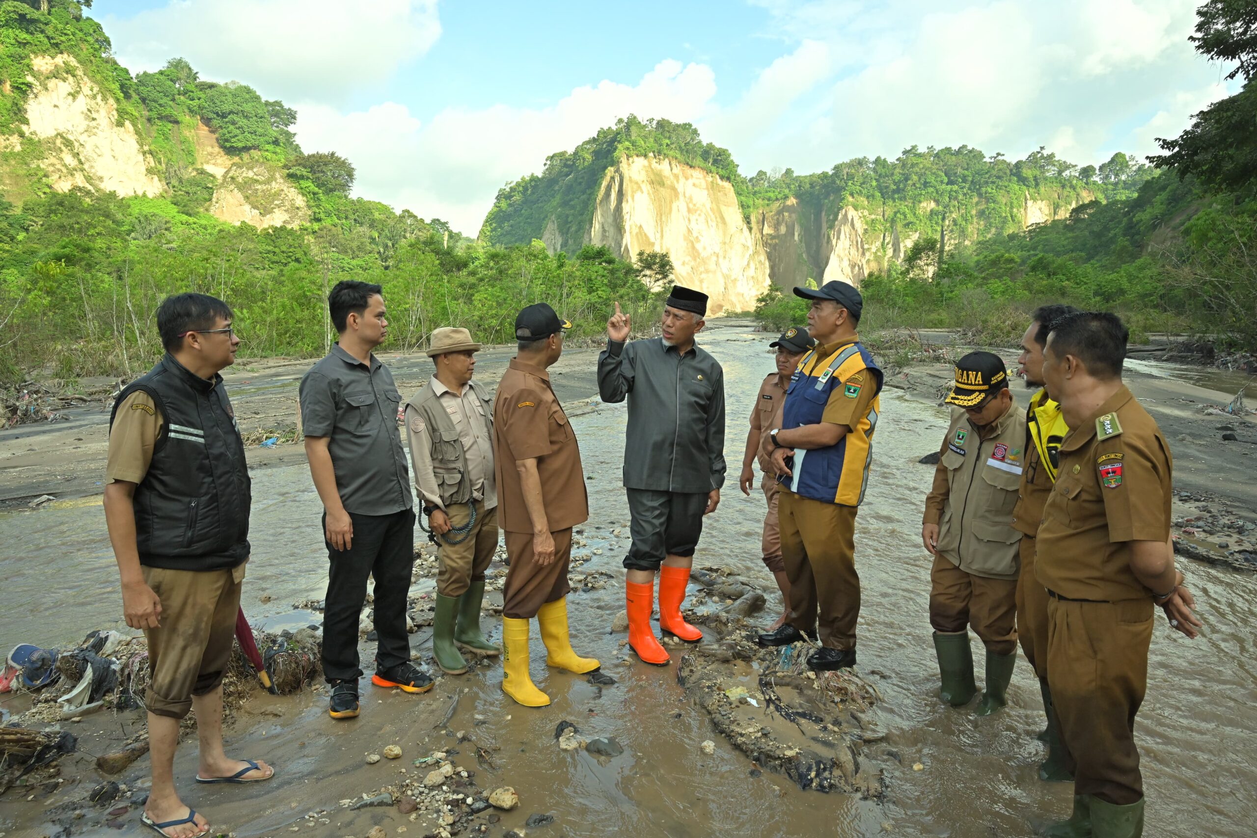 Tinjau Banjir dan Longsor Sumatera Barat, Gubernur Mahyeldi Ansharullah Sebut Sungai Ngarai Sianok akan Dinormalisasi