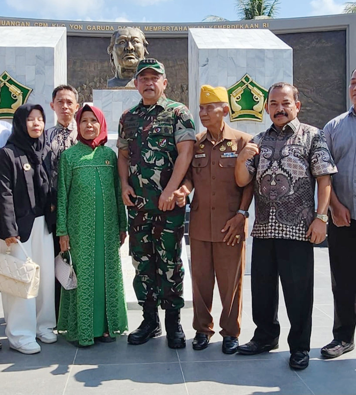 KSAD Jenderal Maruli Sumanjuntak bersama pematung Yusman di depan Monumen Perjuangan CPM K I – C Yon Garuda dalam mempertahankan Kemerdekaan RI Propinsi Lampung