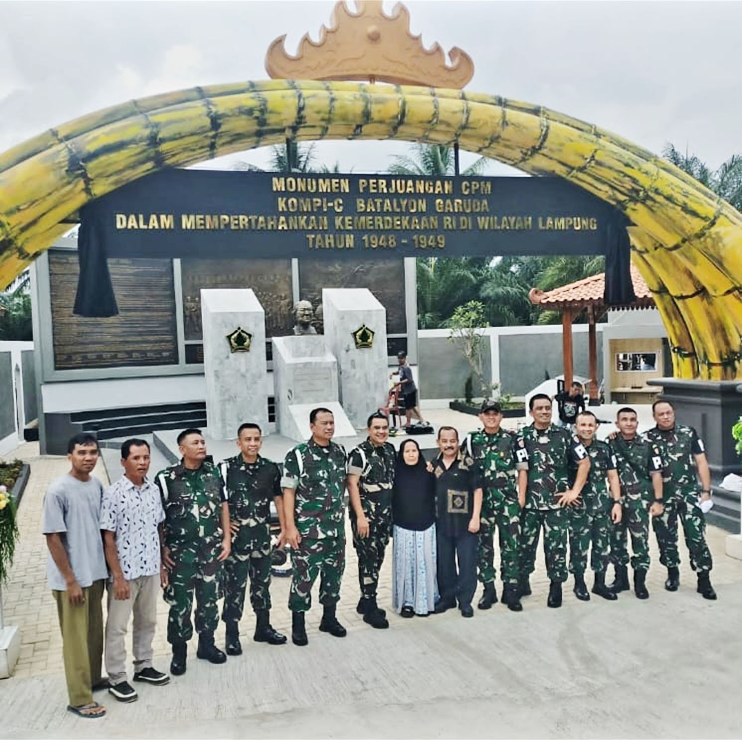 Yusman dan diantara Anggota Polisi Milter di Depan Monumen Perjuangan CPM K I – C Yon Garuda di Provinso Lampung