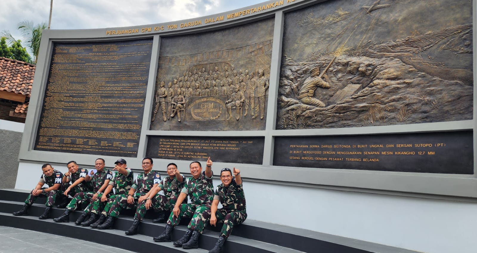 Yusman dan diantara Anggota Polisi Milter di Depan Monumen Perjuangan CPM K I – C Yon Garuda di Provinso Lampung