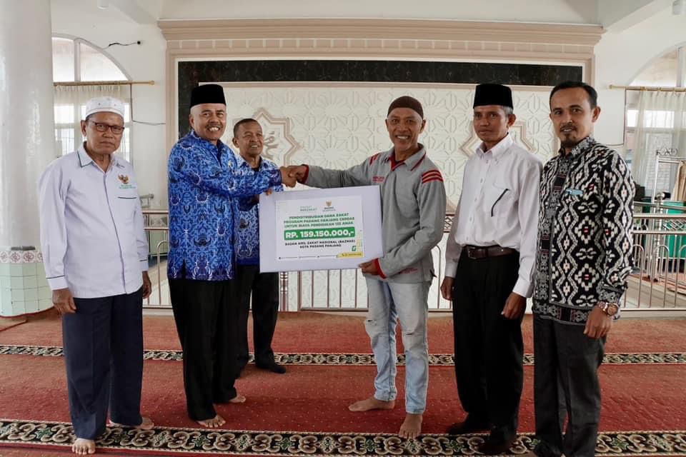 Baznas Salurkan Zakat Program Padang Panjang Cerdas kepada 135 Pelajar