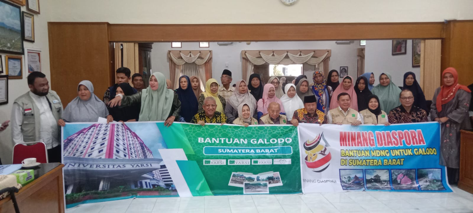 Bupati Agam Andri Warman Serahkan Modal Bantuan Yayasan Yarsi dan Minang Diaspora Bagi Korban Bencana Banjir Bandang