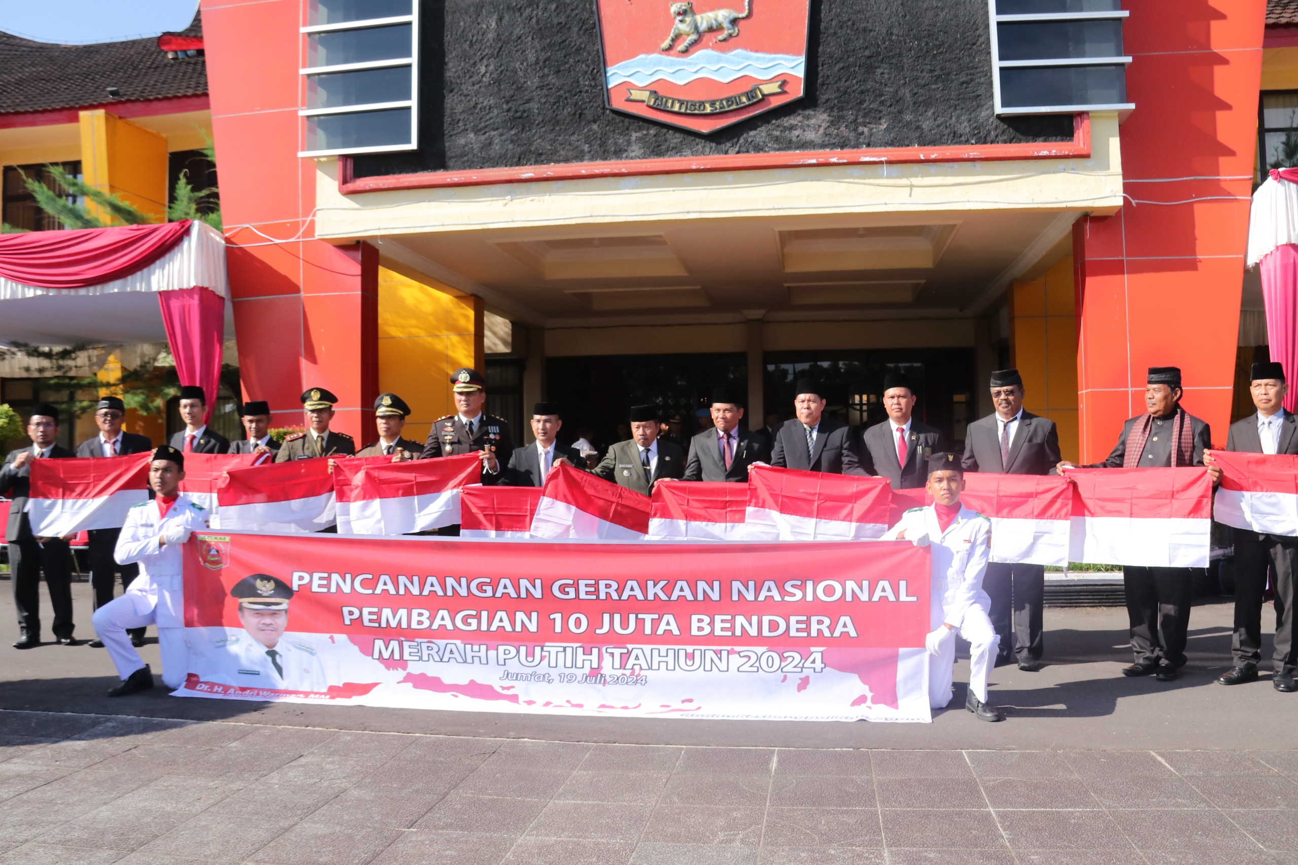 Bupati Agam Andri Warman bagikan Bendera Dukung Gernas 10 Juta Bendera Merah Putih