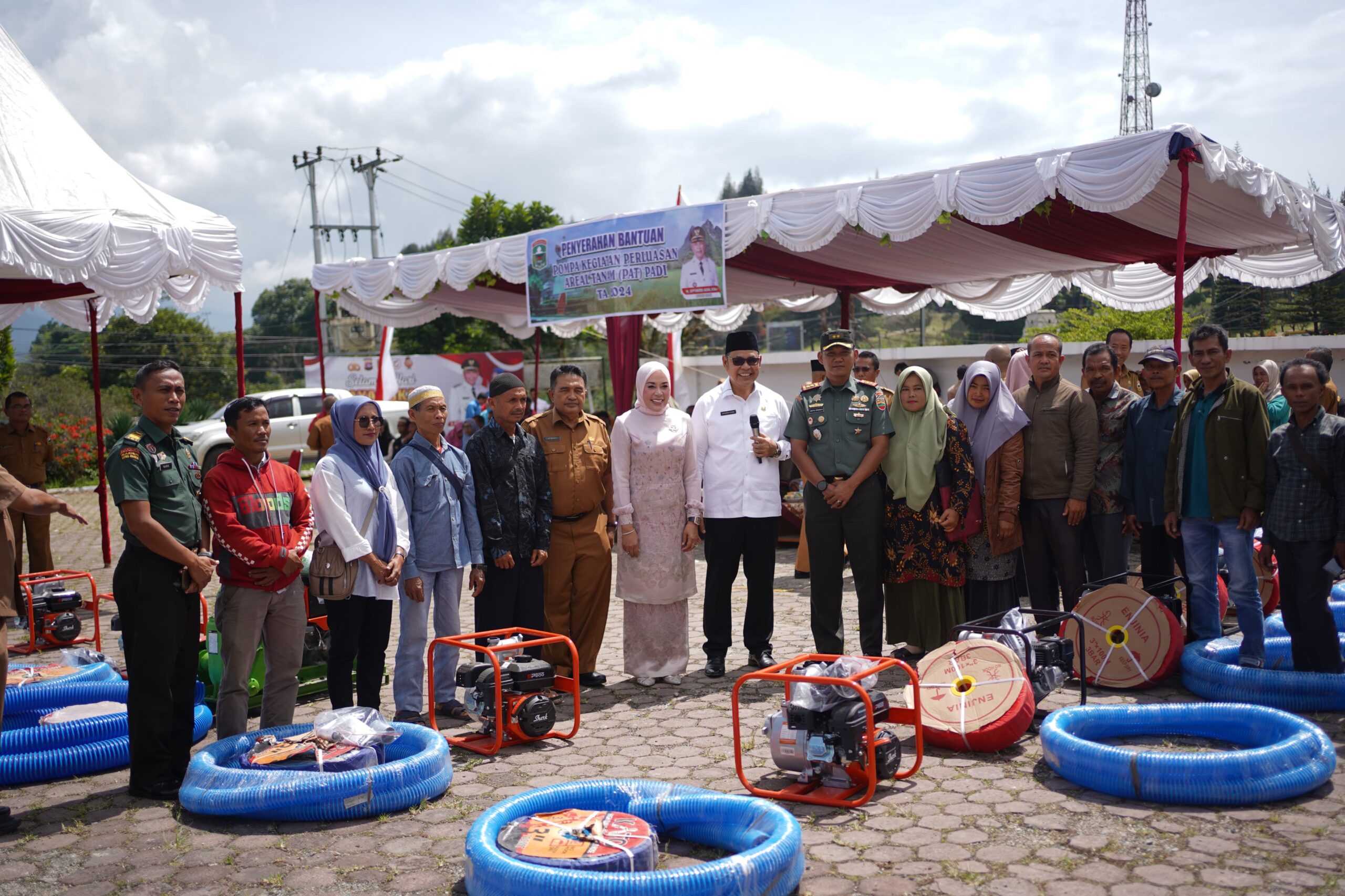 Bupati Epyardi Asda Serahkan 84 Unit Alsintan Pompa Air kepada Kelompok Tani se-Kabupaten Solok