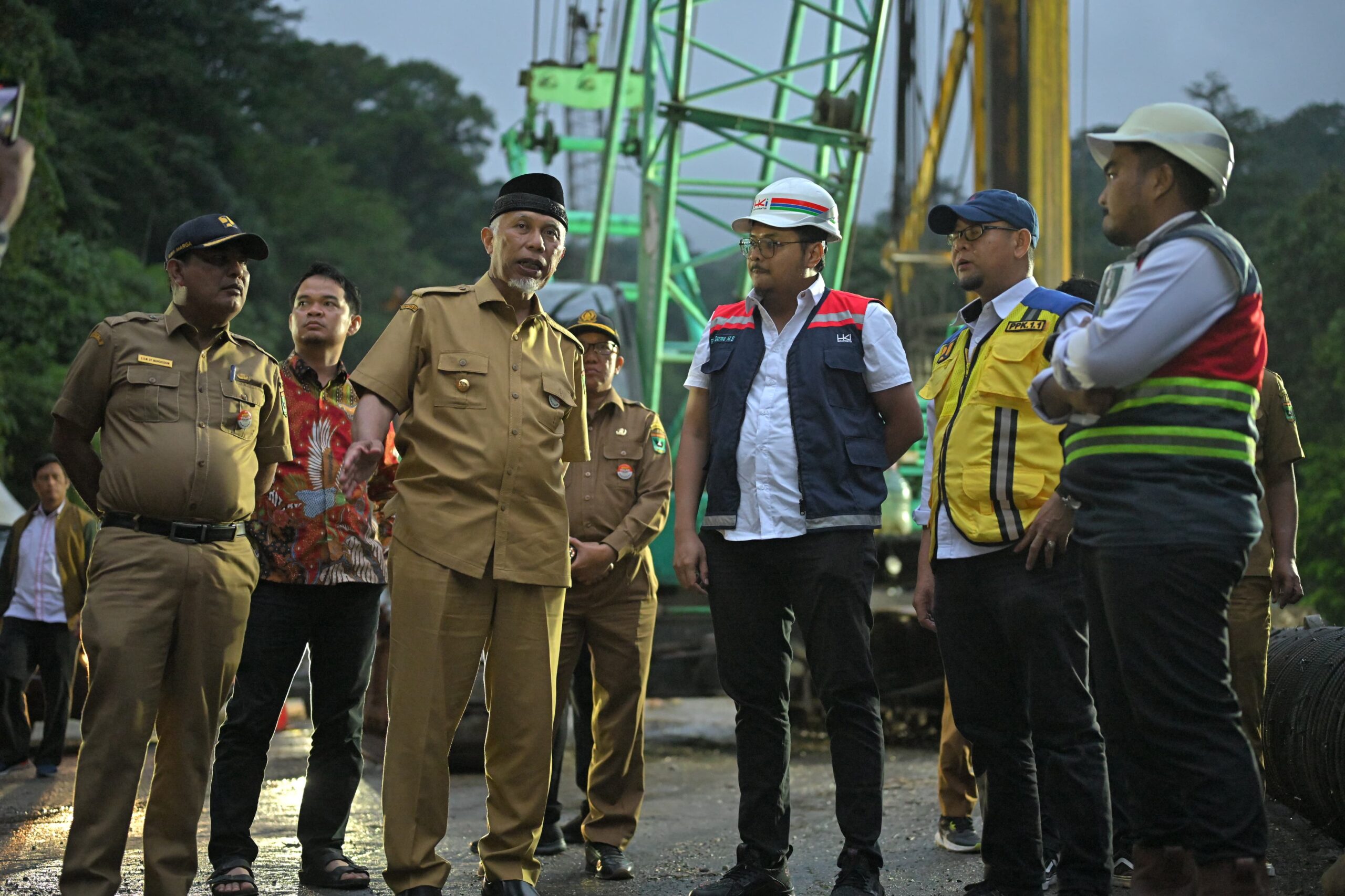 Jalan Lembah Anai Terus Dikebut, Gubernur Mahyeldi Ansharullah Minta Masyarakat Sabar Menunggu