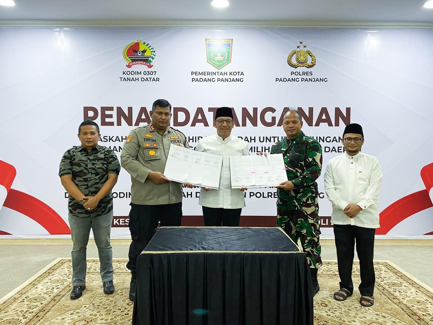 Pemerintah Kota Padang Panjang Serahkan Hibah Dukungan Pengamanan Penyelenggaraan Pilkada 2024