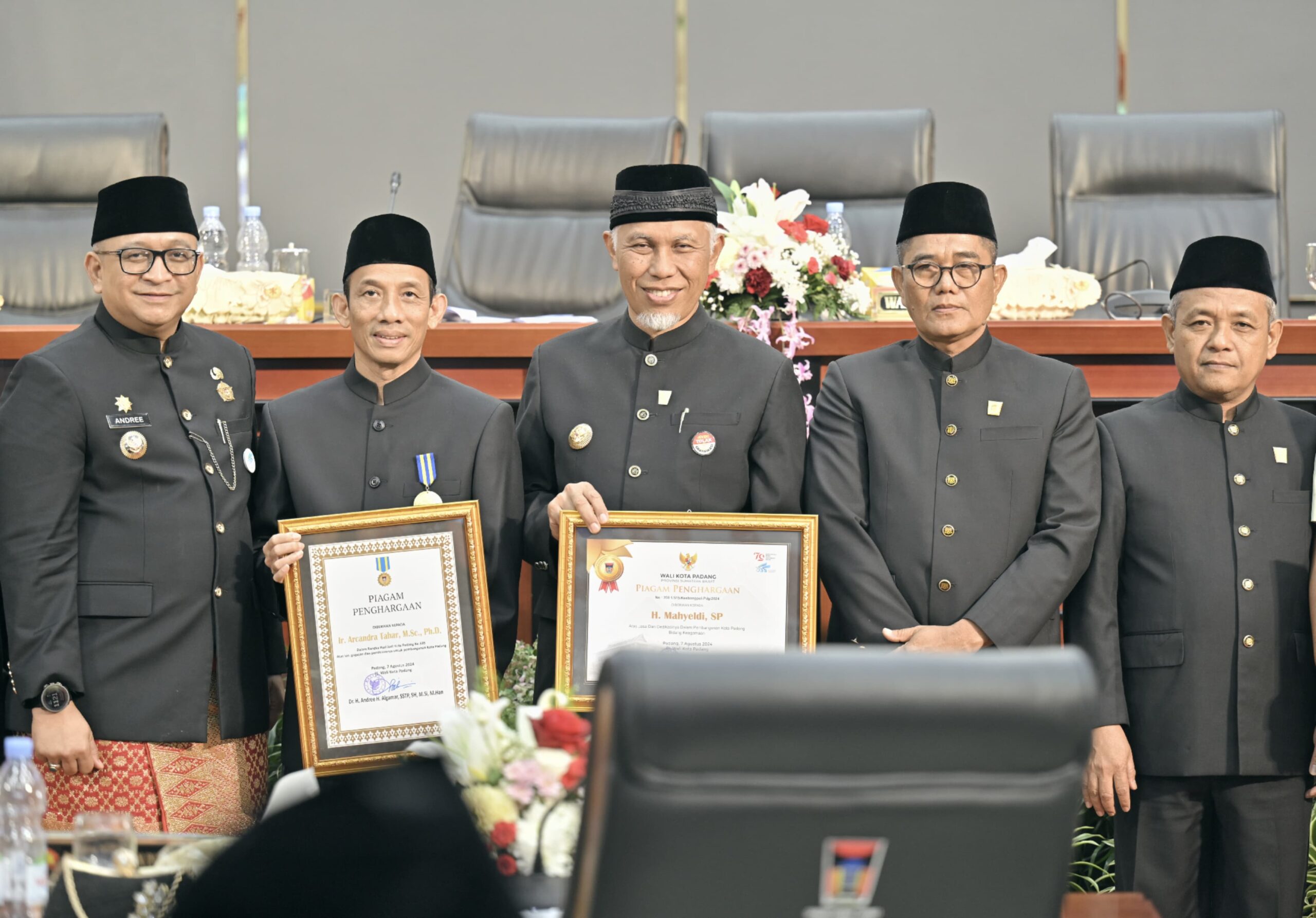 Gubernur Mahyeldi Ansharullah Terima Penghargaan dan Pin Emas Tokoh Masyarakat di Peringatan HJK Padang ke-355