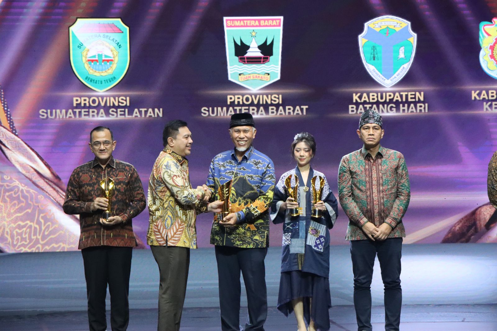 Gubernur Sumbar Mahyeldi Ansharullah Raih Penghargaan Nasional Pimpinan Daerah Award 2024