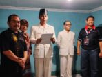 1. Hashim Sujono Djojohadikusumo didampingi pematung Yusman dan keluarga berfoto disamping patung Bung Karno dan Bung Hatta – Foto : Dok Muharyadi --