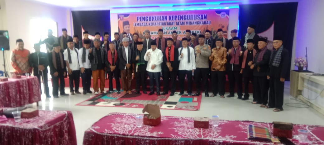 Pengurus LKAAM Kecamatan Ampek Angkek 2024-2029 Dikukuhkan, Bupati Andri Warman : Tingkatkan Sinegitas Pemangku Adat dengan Pemerintah Daerah