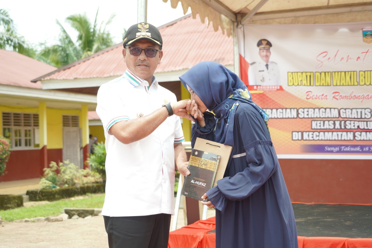 Pemerintah Kabupaten Solok Selatan Berikan Bantuan Seragam Tiga SMA dan SMK di Sangir Balai Janggo