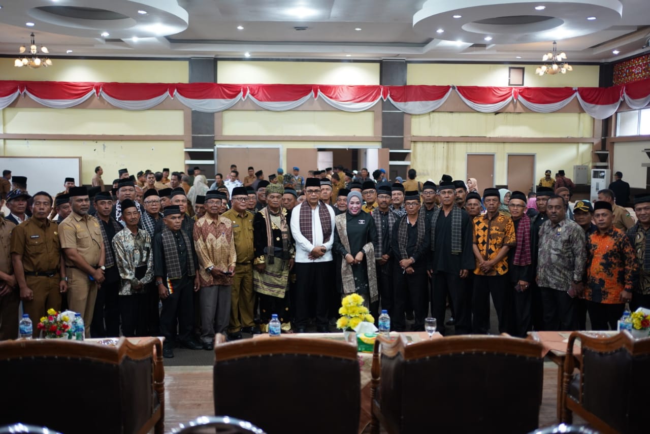 Bupati Epyardi Asda Kukuhkan Forum Kerapatan Adat Nagari Kabupaten Solok Periode 2024-2029.