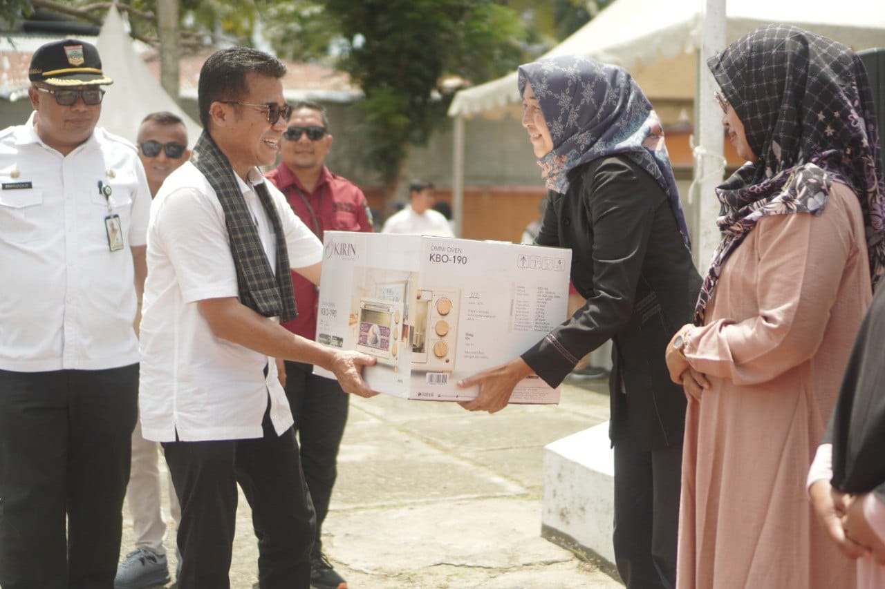 Pjs. Bupati Solok Selatan Adib Alfikri Serahkan Bantuan, Beri Pesan Ini ke UMKM