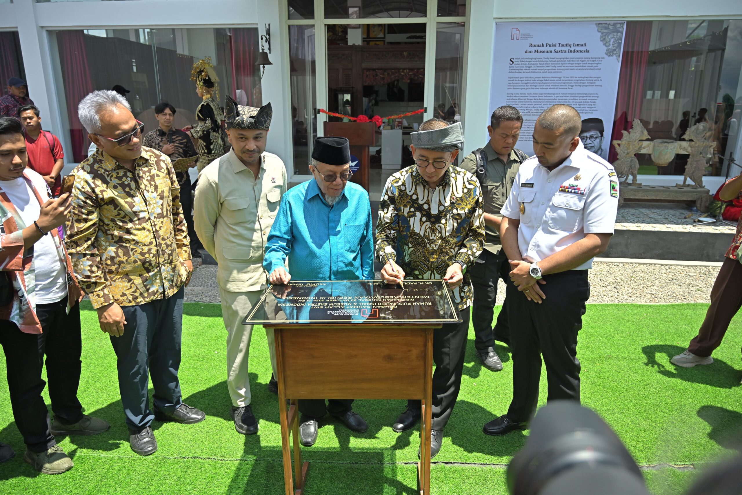 Plt Gubernur Sumbar Audy Joinaldy Dampingi Menbud Fadli Zon Peresmian Museum Sastra Indonesia