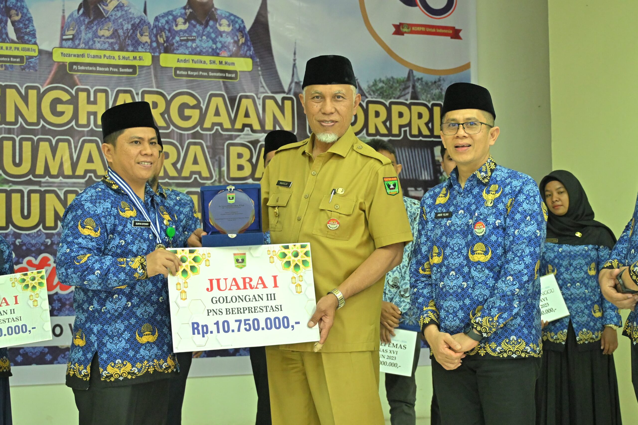 Gubernur Mahyeldi Ansharullah Serahkan Penghargaan dan Bonus bagi Anggota Korpri Sumbar Berprestasi