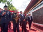 PJ Wako Padang, Andree Algamar dan Plt Gubernur Sumbar, Audi Joinaldi didampingi Yusman saat meninjau Potret dan Relief Bung Hatta -- Foto : Muharyadi –