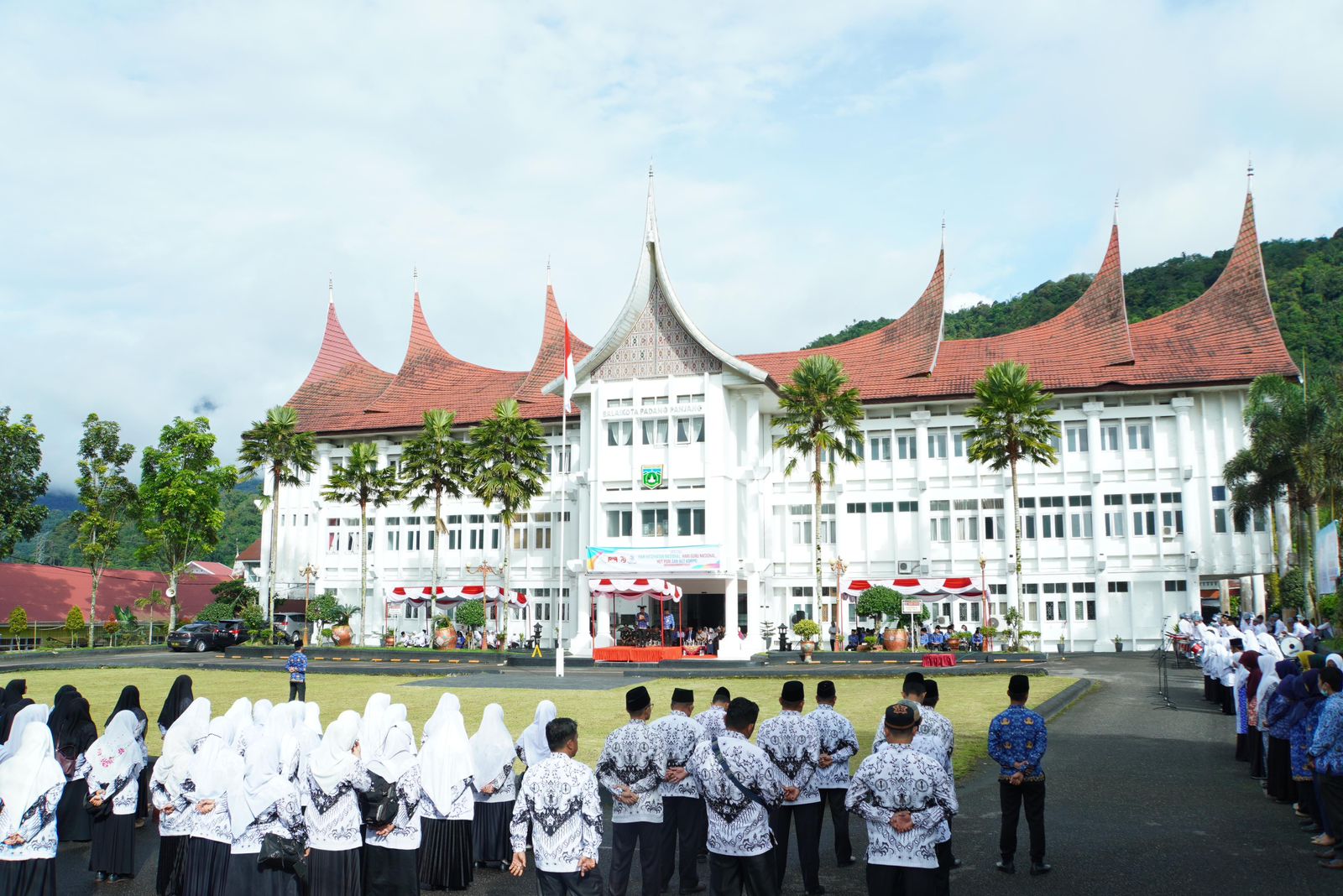 Pemerinah Kota Padang Panjang Gelar Upacara Gabungan Peringatan Hari Kesehatan, Hari Guru, HUT PGRI dan Korpri