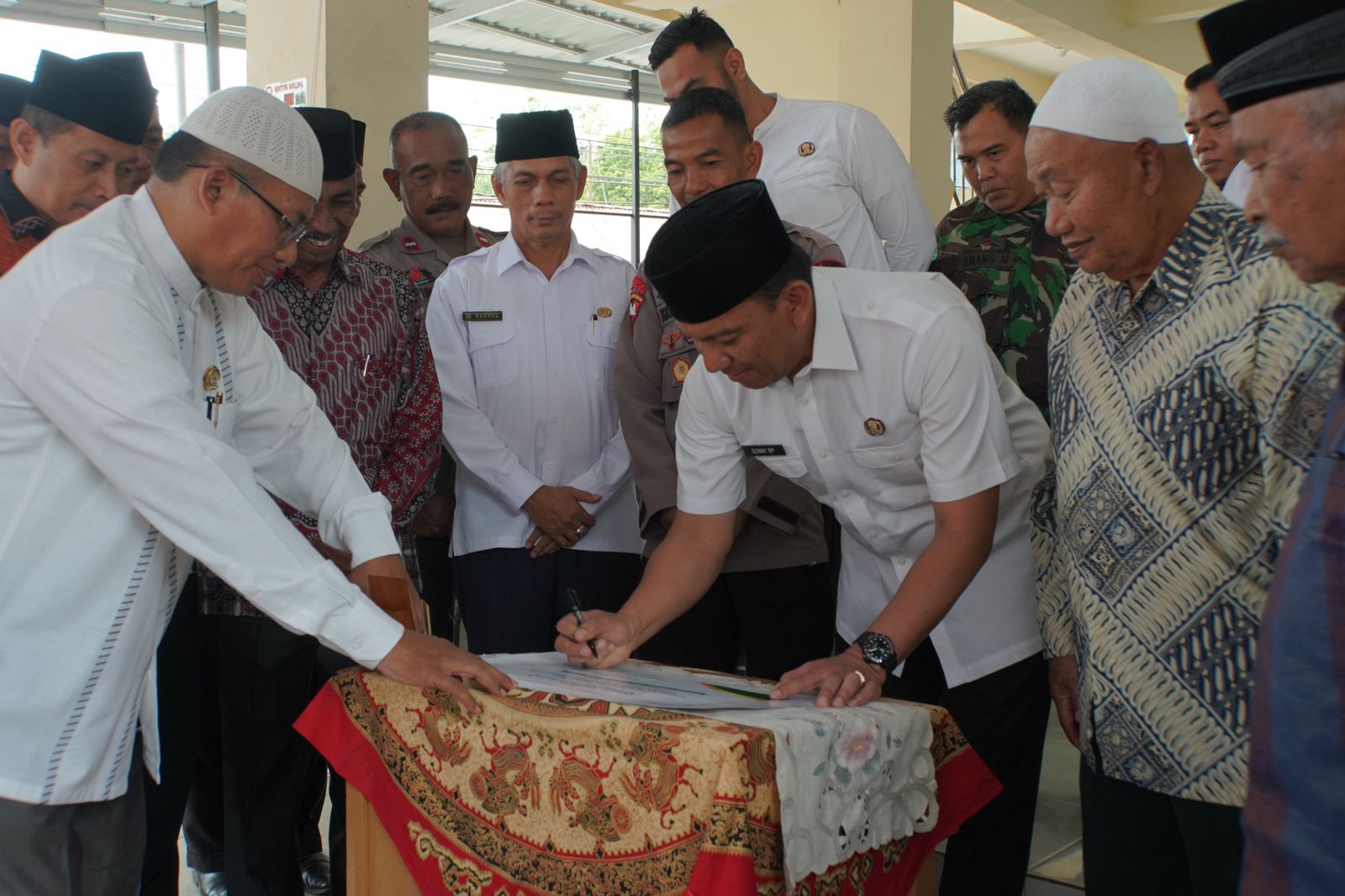 Pj Wako Sonny Budaya Putra Resmikan Beberapa Fasilitas Baru di Masjid Nurul Iman Silaing Atas