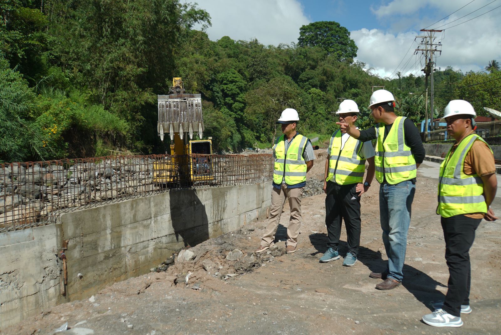 Pj Wali Kota Padang Panjang Sonny Budaya Putra Tinjau Progres Perbaikan Jalan Lubuk Mata Kucing dan Jembatan Tanjung