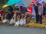 Program Ketahanan Pangan Satbrimob, 10 Ribu Bibit Ikan Dilepas di Kolam Silaing Bawah