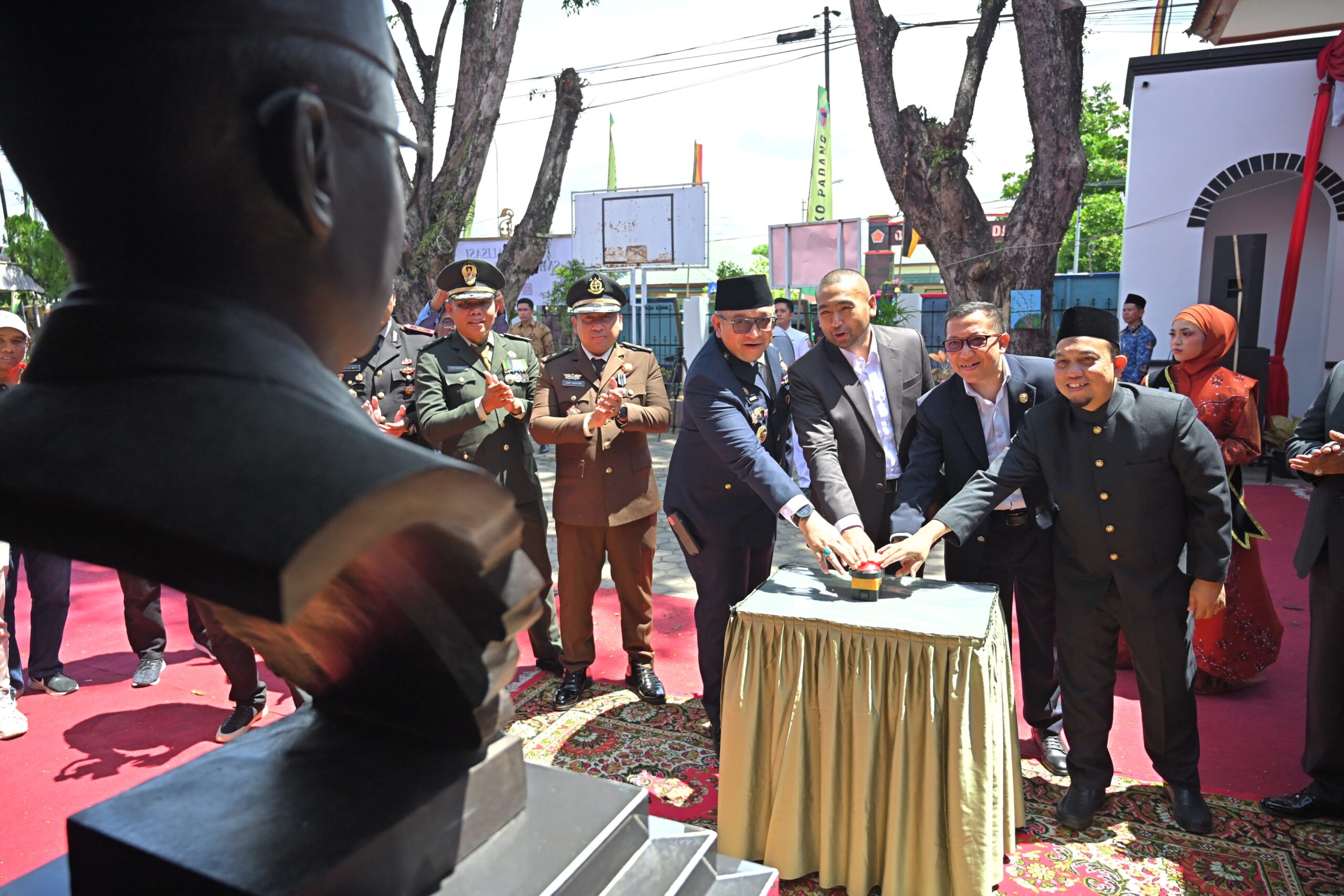 Resmikan Patung Bung Hatta di SMPN 1 Padang, Plt Gubernur Audy Joinaldy Sebut Perjuangan Hari Ini Berlanjut di Ranah Pendidikan