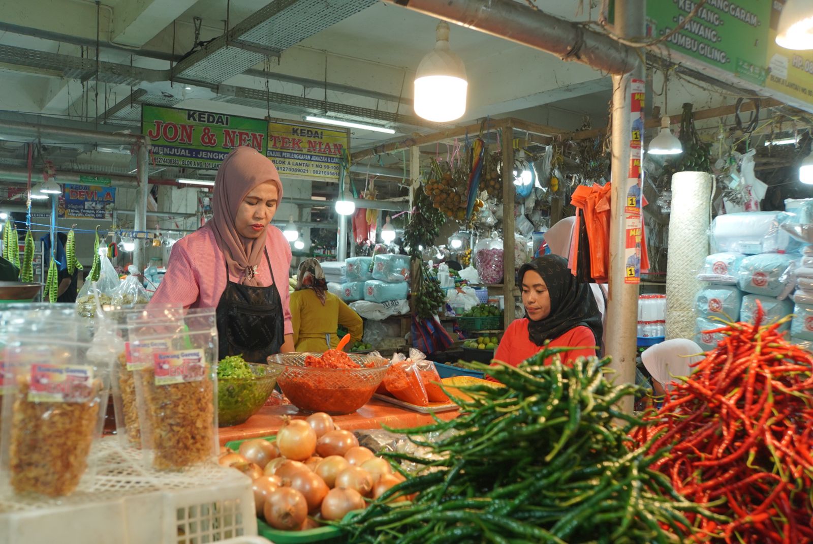 Tiga Komoditas Cabai dan Berbagai Jenis Bawang Turun Harga di Padang Panjang