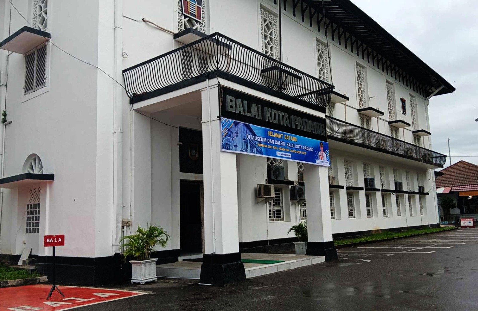 Bangunan tua kantor Balai Kota Padang di Jalan M Yamin No 70 Padang yang sangat kokoh menjadi sejarah berdirinya museum seni dan galeri arsip statis pemerintahan kota Padang dari masa ke masa – Foto : Muharyadi – 