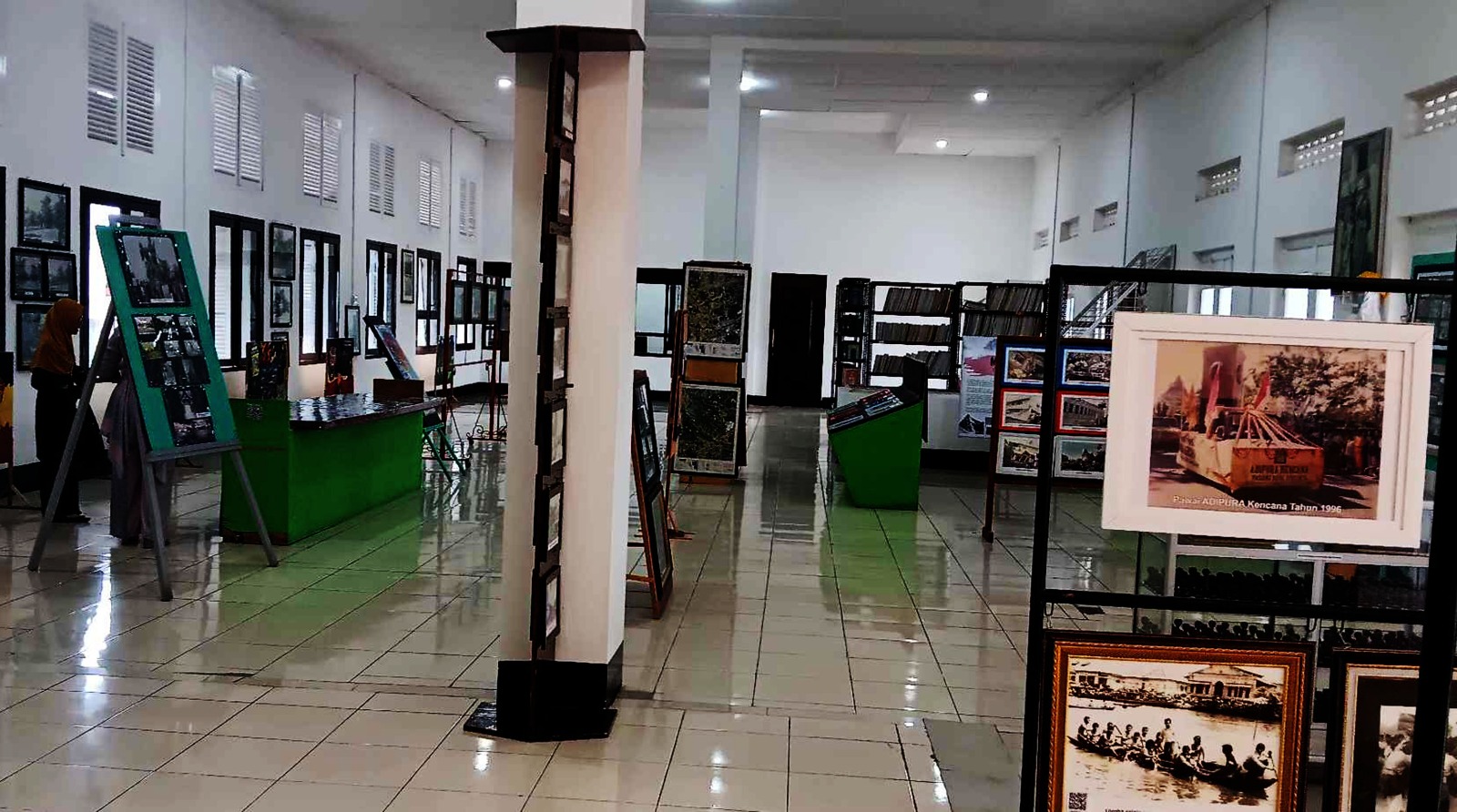 Diantara ruangan strategis dari banyak ruangan bangunan tua kantor balai kota Padang yang dimanfaatkan untuk museum seni dan galeri arsip statis Pemerintah kota Padang dari masa ke masa – Foto : Muharyadi –