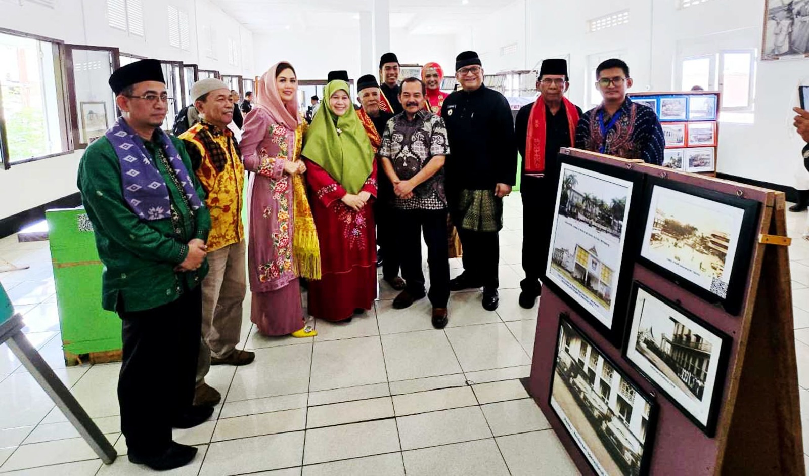 Diantara ruangan strategis dari banyak ruangan bangunan tua kantor balai kota Padang yang dimanfaatkan untuk museum seni dan galeri arsip statis Pemerintah kota Padang dari masa ke masa – Foto : Muharyadi –