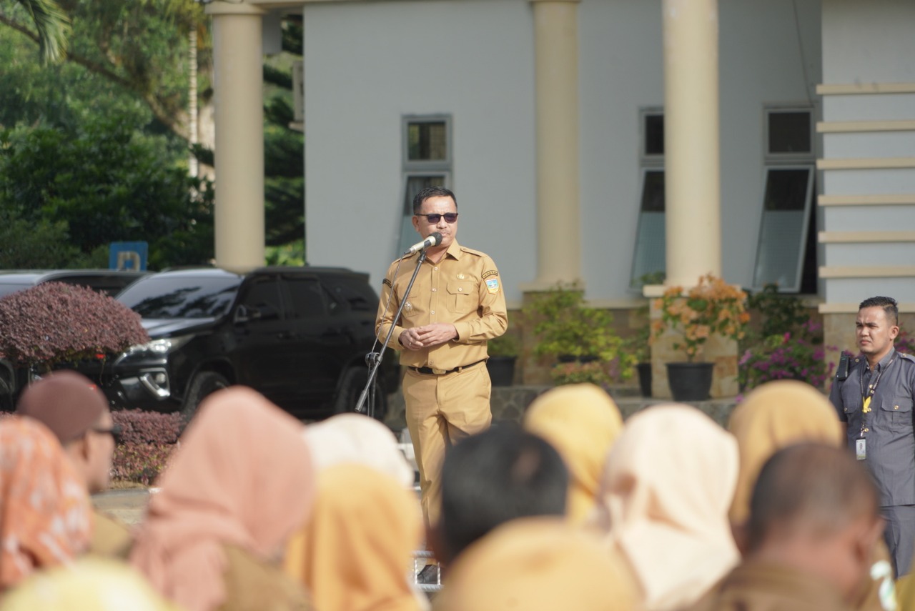 Bupati Khairunas Himbau Seluruh Pegawai Terus Disiplin Bekerja