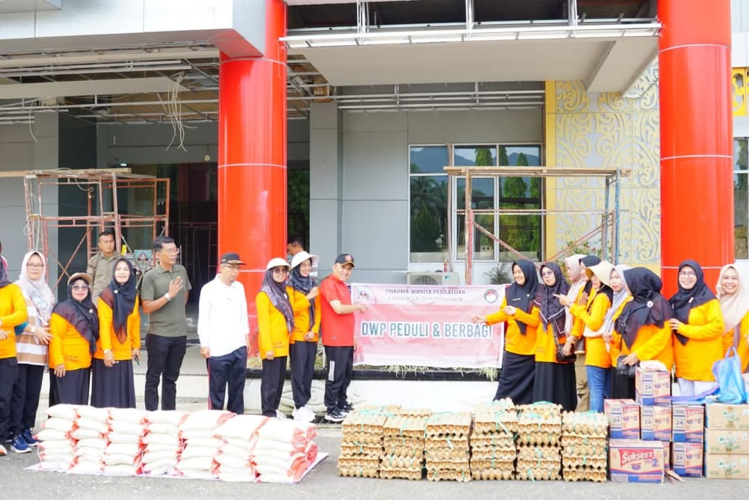 HUT Dharma Wanita Pemkab Dharmasraya ke-25 Meriah Dengan Senam Sehat Dan Berbagi Sembako