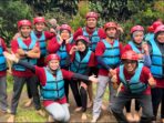 Keseruan Mahasiswa FISIP Universitas Selamat Sri dalam Pengalaman Rafting di Ciwiday, Bandung