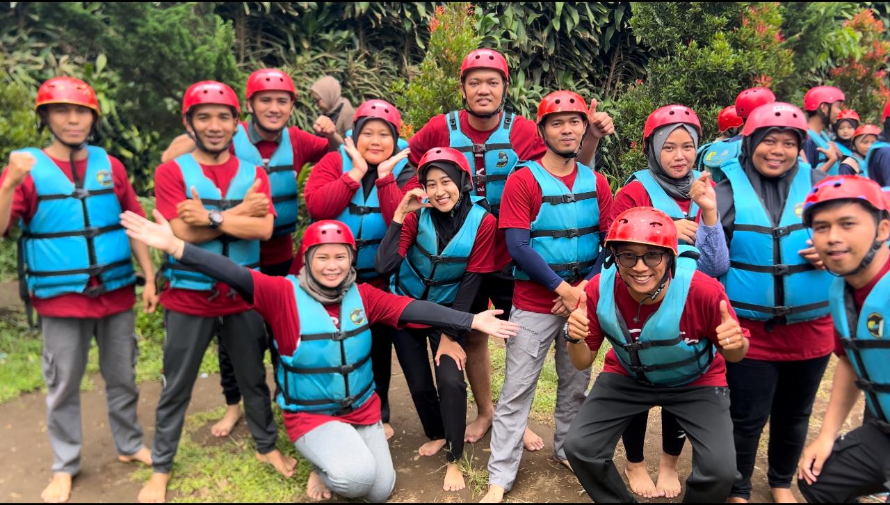 Keseruan Mahasiswa FISIP Universitas Selamat Sri dalam Pengalaman Rafting di Ciwiday, Bandung