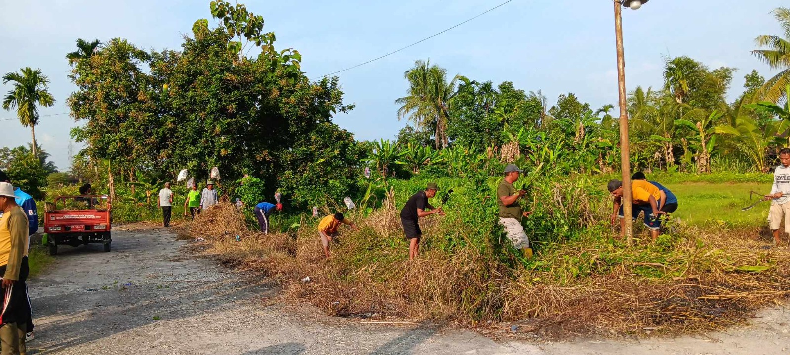 Masyarakat Bumi Lareh Permai, Sei Lareh, Lubuk Minturun, Koto Tangah, Padang saat melakukan padang bergoro