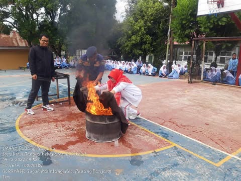 Satpol PP Damkar Padang PanjangGelar Kegiatan Sosis Bakar di SMA N 2