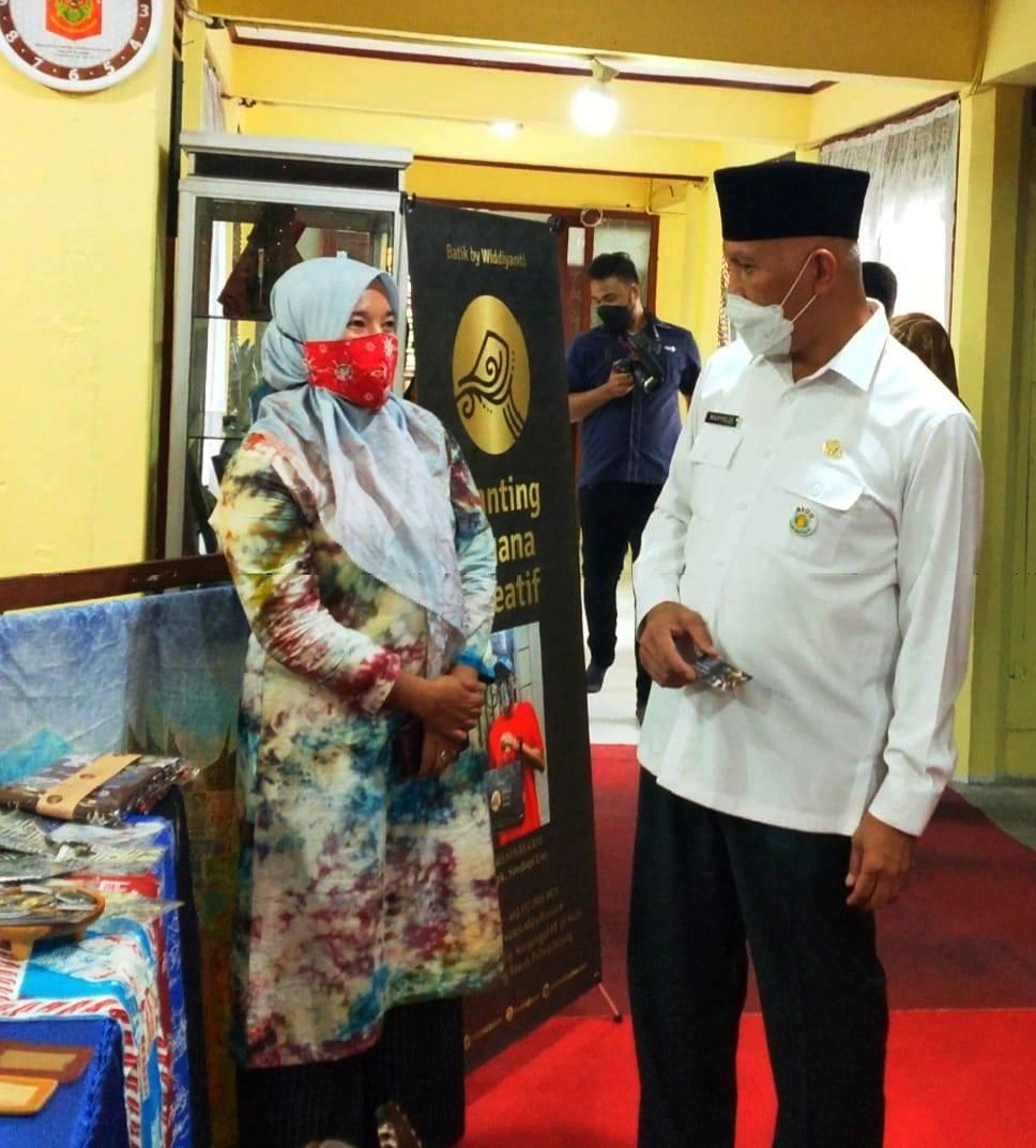 Selain Busana, Batik Sanggar Canting Buana Kreatif Padang Panjang Juga Mengeksplorasi Berbagai Bentuk Karya