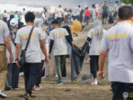 Universitas Negeri Padang Gelar Bersih Pantai dan Tanam Cemara Simbol Regenerasi di Semarak 70 Tahun