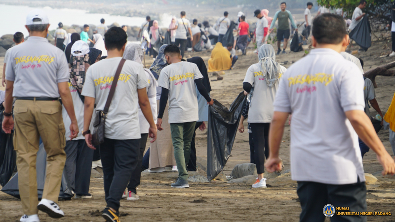 Universitas Negeri Padang Gelar Bersih Pantai dan Tanam Cemara Simbol Regenerasi di Semarak 70 Tahun